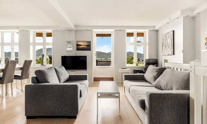 Bergenhus Apartment | Panoramic City Views Just 600m From Bryggen!