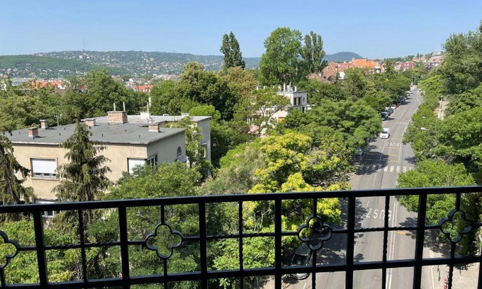 Orszagut Apartment | Panoramic Hideaway in Central Buda