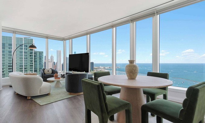 The Loop Apartment | Panoramic Lake Views: Premier Amenities for Groups