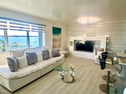 North Bay Village Apartment | Panoramic luxurious waterfront one bedroom apartment with Miami skyline view Free parking 5min drive to Miami Beach
