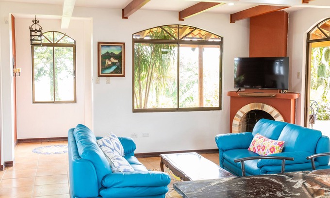 Santa Cruz de Turrialba House | Panoramic Paradise, Luxury Comfort, Vista de Paz