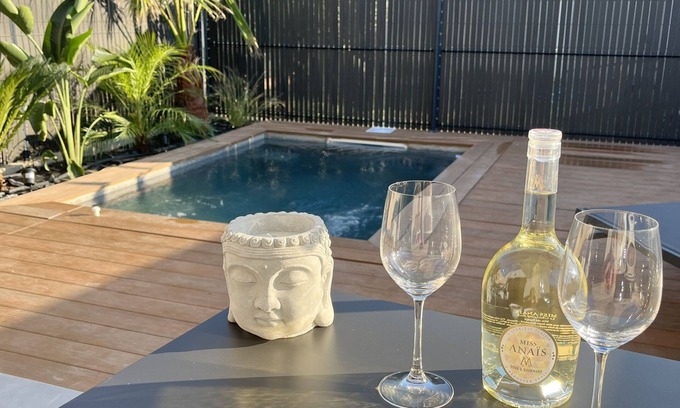 Maubec House | Panoramic view of the Luberon heated swimming pool