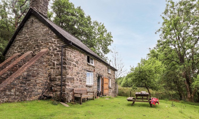 Llanbrynmair House | PANT Y CRWYNI, pet friendly, character holiday cottage in Carno