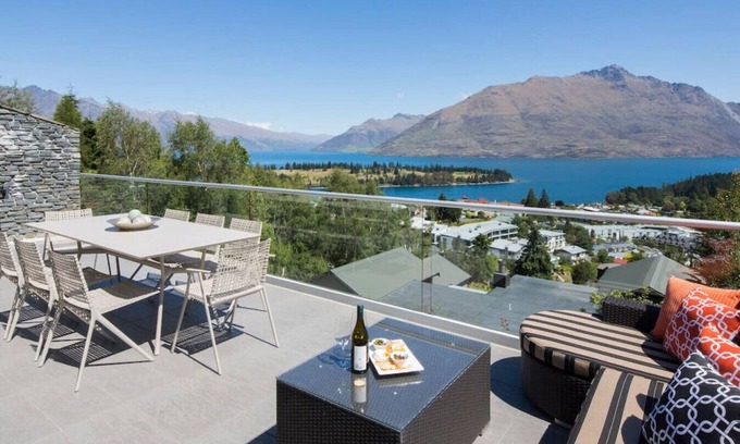 Queenstown City Centre House | Papillon | Queenstown Hill Luxury | Stunning Lake Views