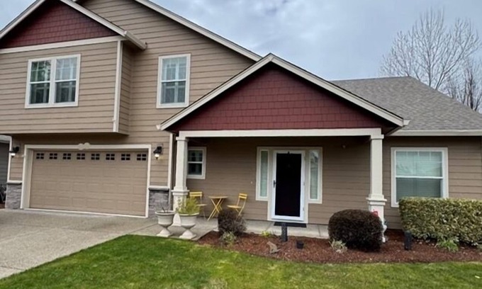Salem House | Par 4 Fabulous 4 bedroom next to Salem Oregon Golf Course, 6 miles to downtown.