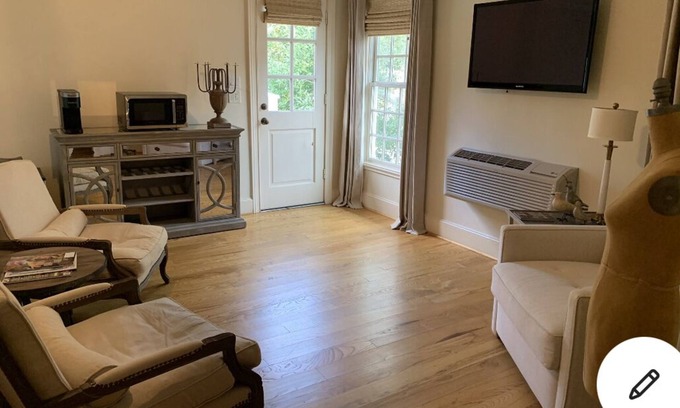 Houston Heights Apartment | Paradise at Houston’s heights is the perfect place to relax.
