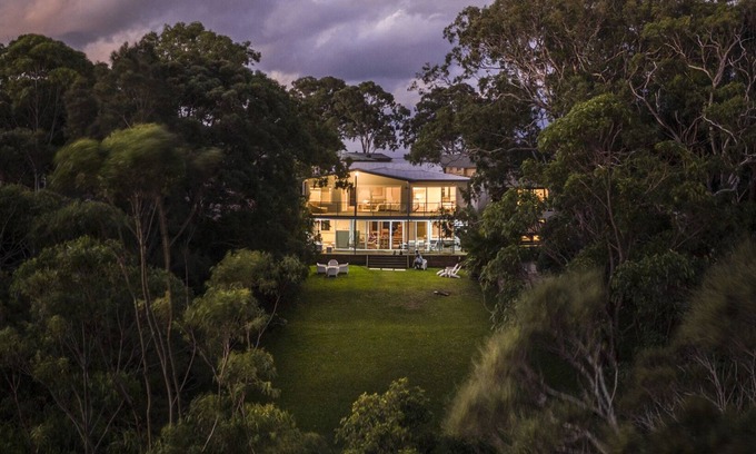 Green Point House | Paradise by the lake