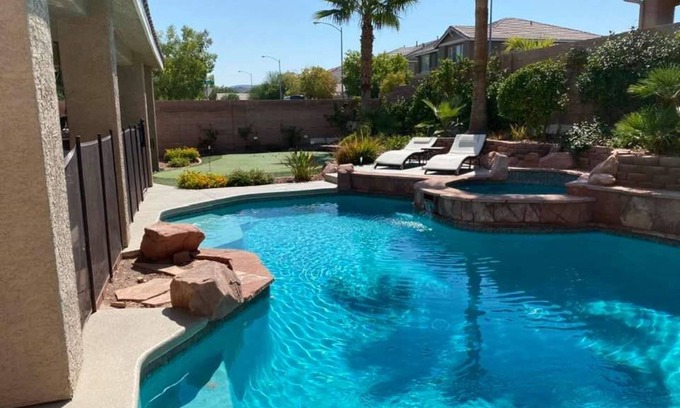 Henderson House | 🌴🏊‍♂️🌞⛳Paradise off the strip, 4BR+Big Loft+Fun Backyard