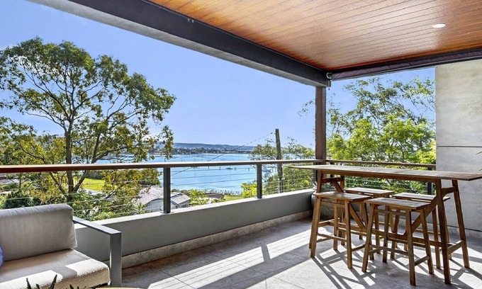 Blackwall House | Paradise Palms Waterviews