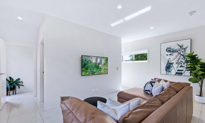 Toowong Apartment | Park Avenue Luxe Chic Townhouse Sleeps 9, Carpark