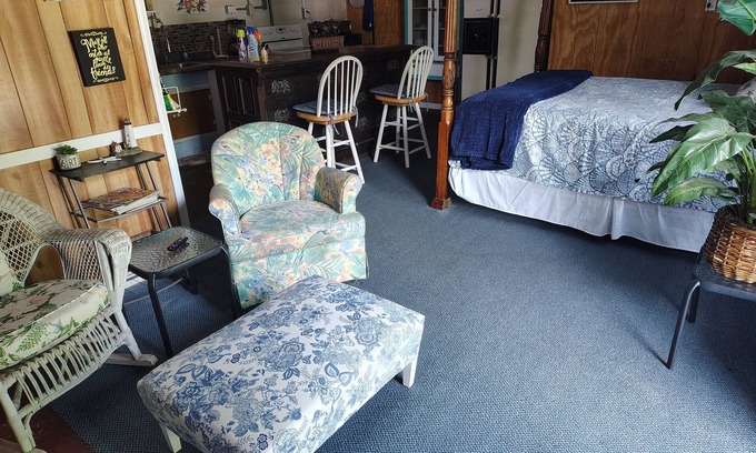 Smyrna Apartment | Park boat front of Studio near beaches Cape Lookout Core Sound Ferries, kitchen