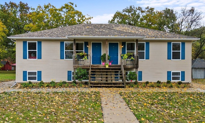 Richmond Apartment | Park Place #3 - Stylish Apartment Located Across From A Park