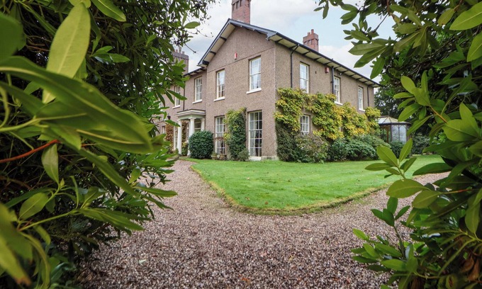 Barlaston Cottage | PARKFIELDS HOUSE, pet friendly, with pool in Barlaston