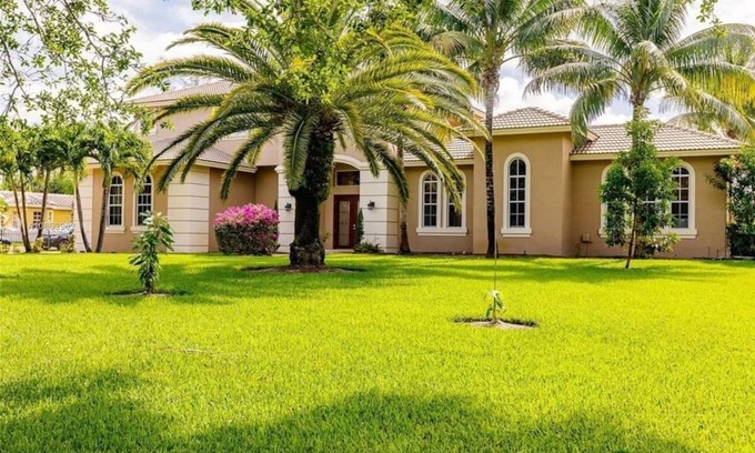Parkland House | PARKLAND MANSION SPACIOUS & HUGE YARD