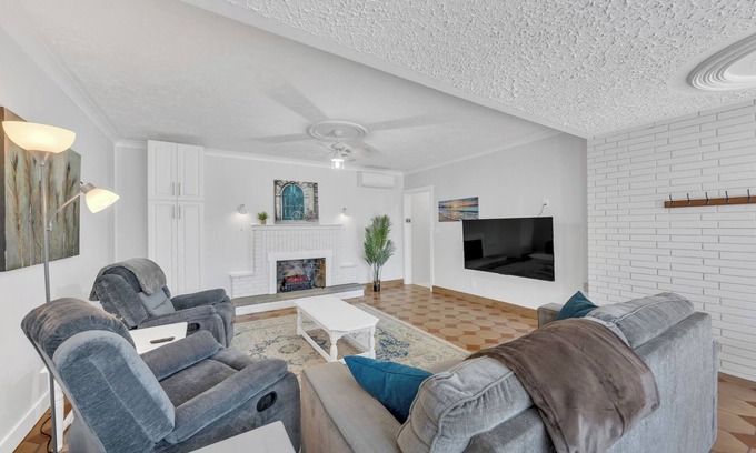 Leamington Apartment | Parkside Flat #5 - Seacliff Beach Suites