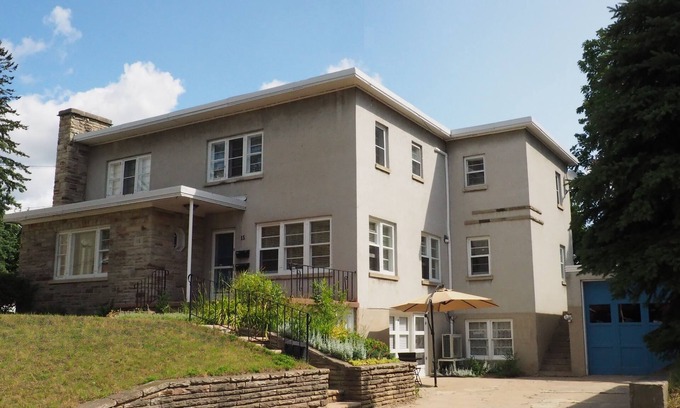 Barrie Apartment | Parkside House