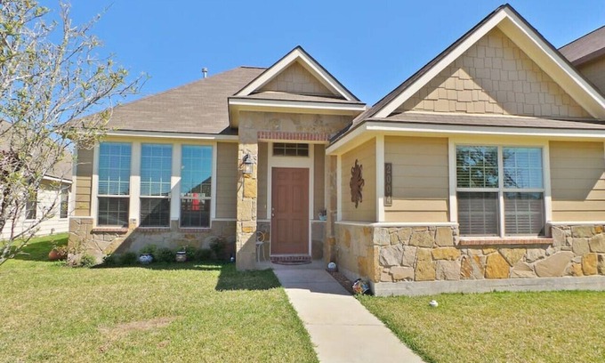 College Station House | Parkview Cottage ~ Pet Friendly Oasis!