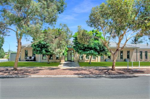 Moama House | Parkview - Echuca Holiday Homes