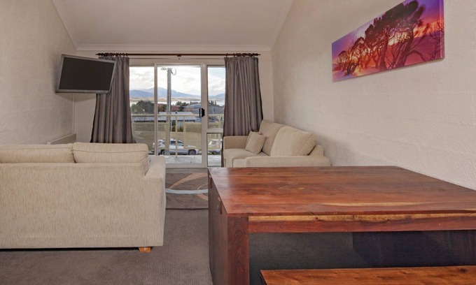 Jindabyne Apartment | Parkwood 6 - 2BR Split Lvl Apartment l Spa Bath l BBQ l Central Location