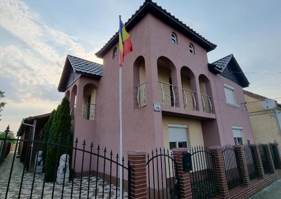 Dudestii Noi House | Parnica Home