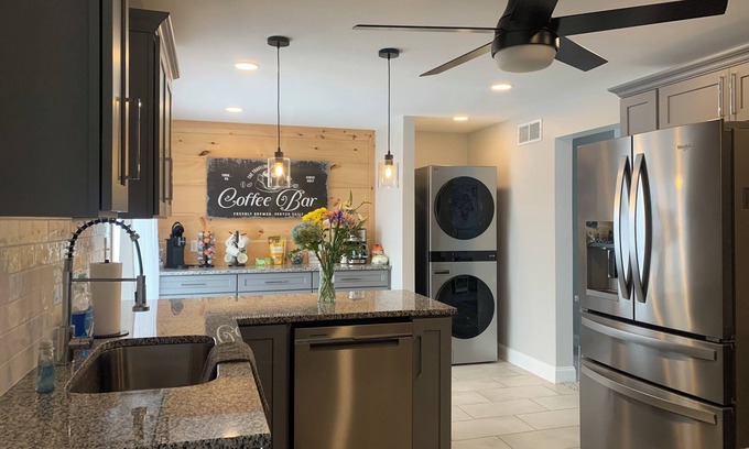East York House | Parrot Bay Ranchern3 Bedroom 2 Full BathnEV Charging StationnWiFi , central HVAC