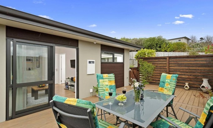 Welcome Bay House | Parrot Nest - Modern private guesthouse in tranquil setting