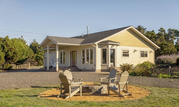 Fort Bragg House | Paseo Del Mar - Close to world class beaches and walking distance to the ocean