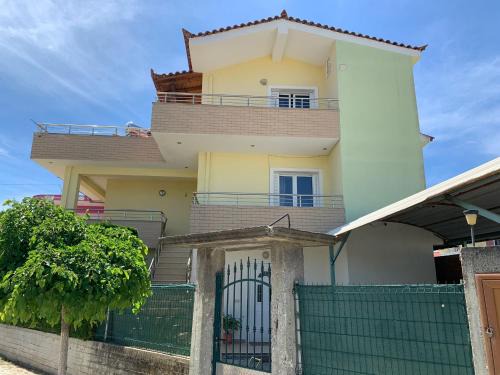 Mbrostar-Urë Apartment | Pasho's house