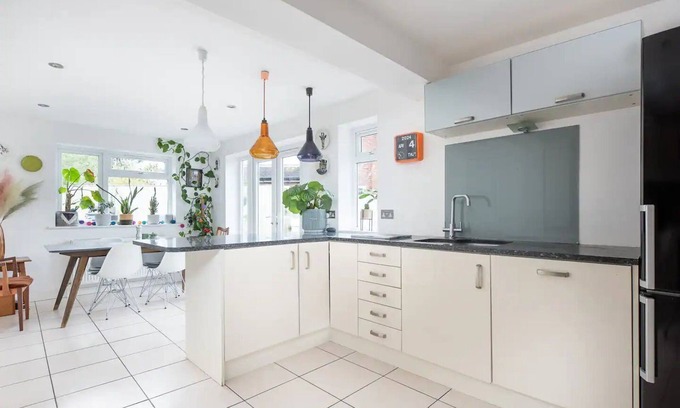 Marlow House | Pass the Keys | Cosy Family Home with Parking