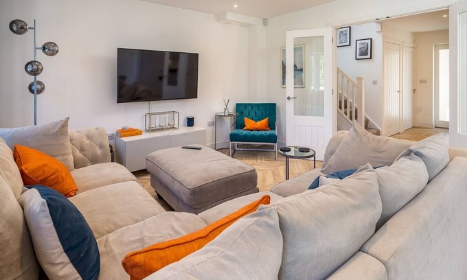Abbots Langley House | Pass the Keys | Delightful 3 Bed Country home with Large Garden