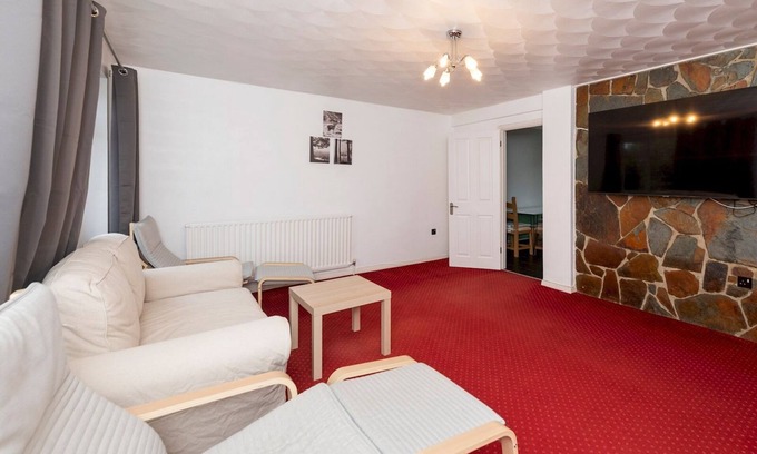 Earley House | Pass the Keys | Detached family home with garden and free parking