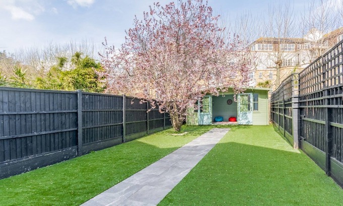 Southend-on-Sea House | Pass the Keys |4-Bedroom Seafront House in Southend | Sea Views