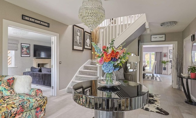 Winkfield House | Pass the Keys | Luxury Villa with Hot Tub - 5 minutes to Legoland