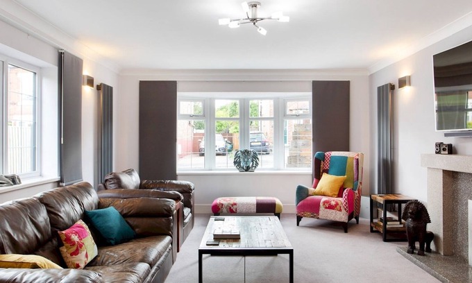 Arnold House | Pass the Keys | Modern 2 Bed Property with Free Parking