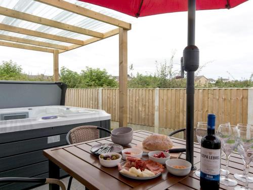 Brynteg House | Pass the Keys Modern Home with Hot Tub