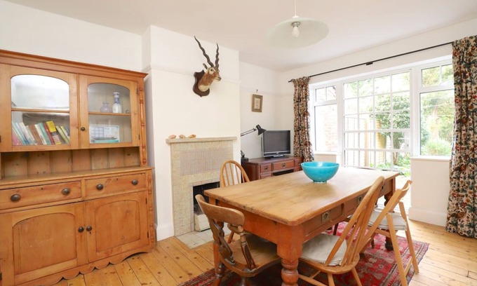 Oxford House | Pass the Keys | Real Oxford Family Home + Garden - Sleeps 6