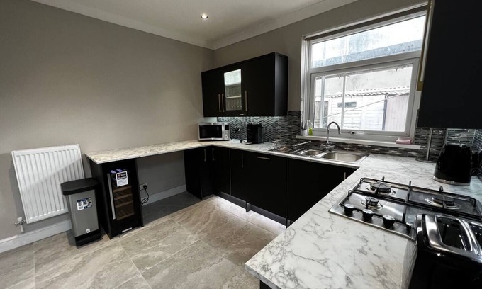 Grangetown House | Pass the Keys | Spacious & Modern 5 Bedroom House close to City!