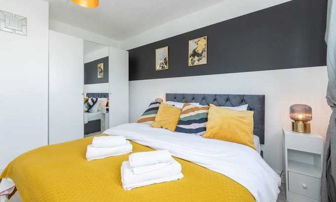 Reading House | Pass the Keys | Spacious Modern 4-Bedroom Home RG2