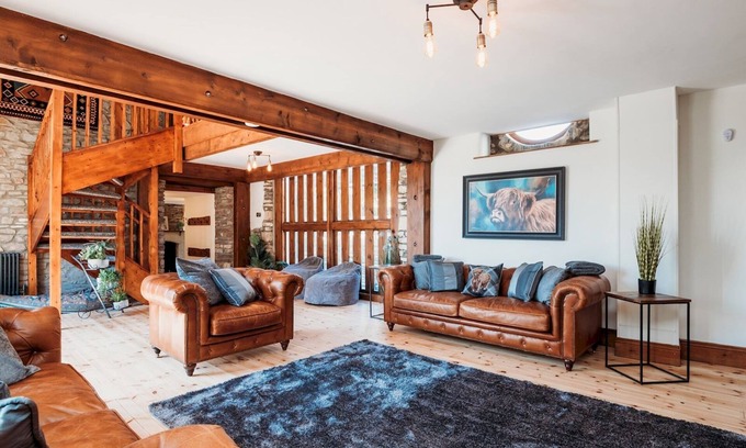 Upton Cheyney House | Pass the Keys | Stunning Large 4 Bed Country House with Hot tub