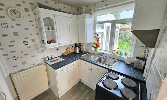 Bloxwich House | Pass the Keys | Stylish 3 Bedroom Home in the Heart of Birmingham