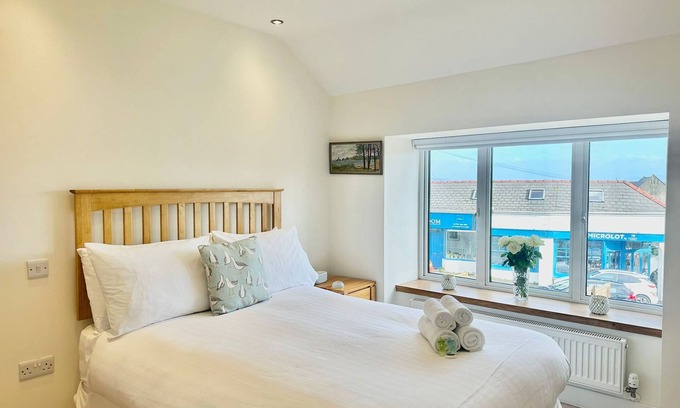 Mumbles House | Pass the Keys | Stylish Mumbles Getaway-Parking, Heart of Village