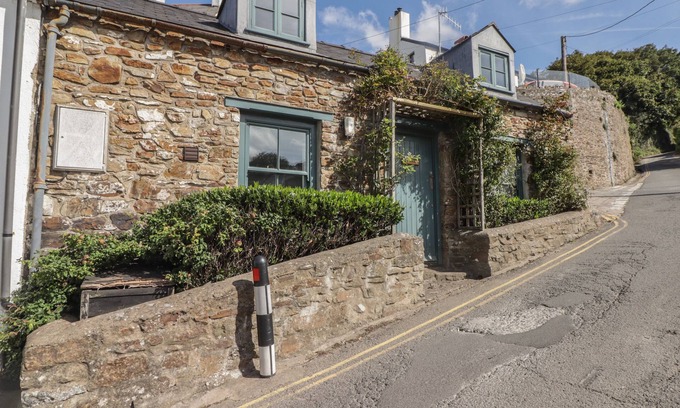 Little Haven Cottage | PATTY'S COTTAGE, character holiday cottage in Broad Haven