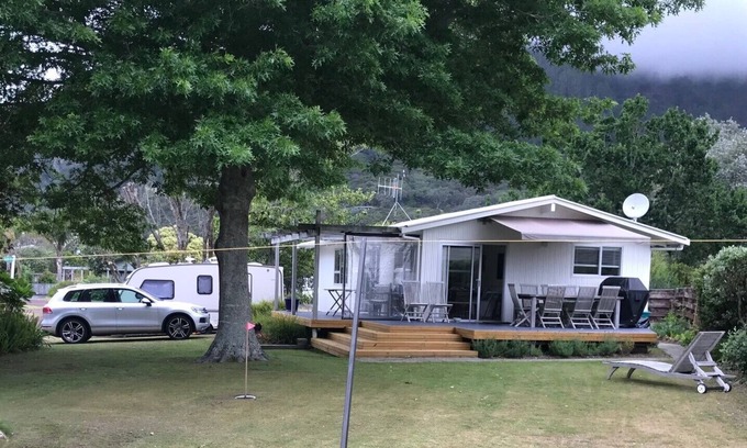 Pauanui House | Pauanui Family Bach with sleepout. 7 min walk to beach & shops. Sleeps 7