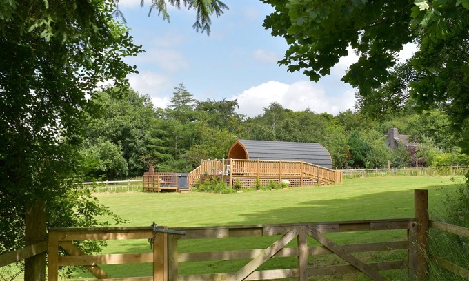 Penicuik Cottage | Peace and quiet, sat in the middle of your own field with a private hot tub.