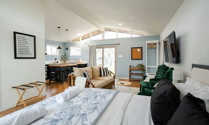 Bay Area Cottage | Peace and Sun in Paloma Casita a block from Corpus Christi Bay.