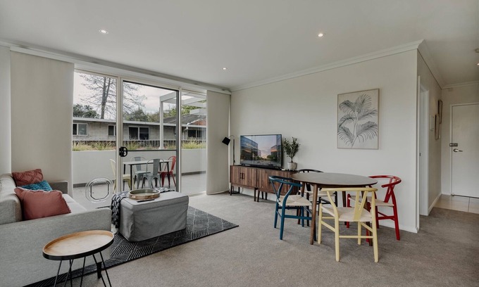 Turner Apartment | Peaceful 1-Bed Apartment Close to Lonsdale St