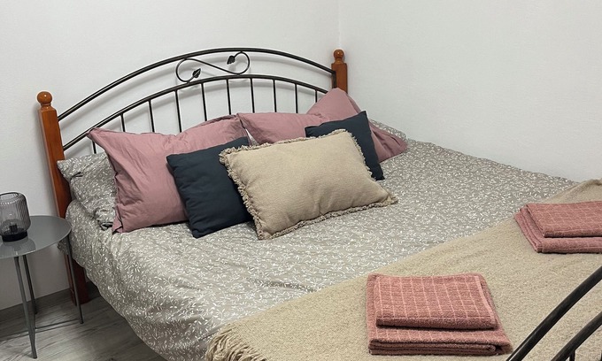 Brloh Apartment | Peaceful 1-Bedroom Apartment in Family Farmhouse in Brloh