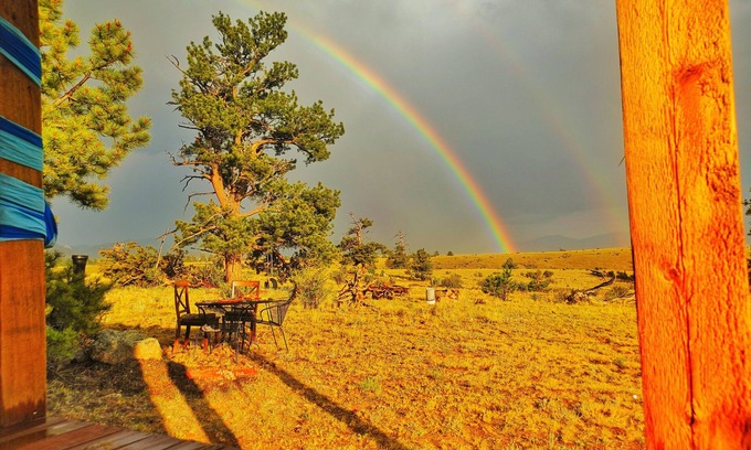 Hartsel Cabin | Peaceful 1 bedroom off-grid Rocky Mountain Cabin