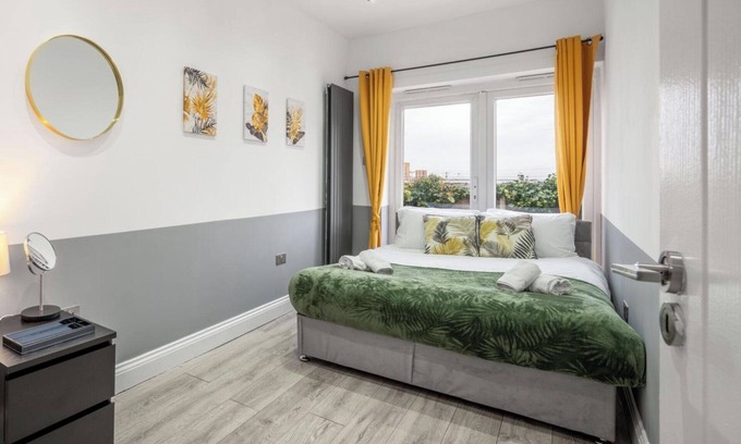 College Park and Old Oak House | Peaceful 3 Bed Acton Retreat Zone 2 Sleeps 9