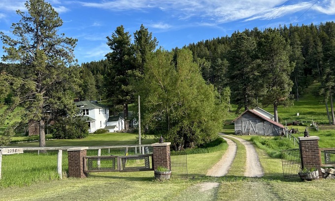 Lewistown House | Peaceful 4 bdrm Mountain Home with Fireplace and Views!